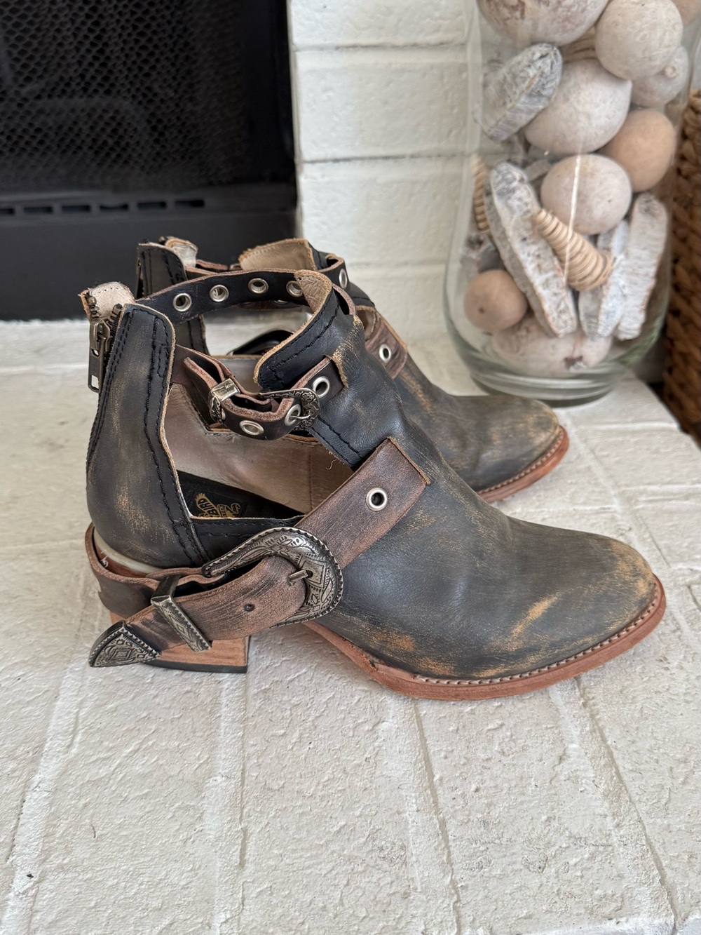 Freebird by Steven Leather Harness Ankle Boots Distressed Black Brown Size 9 - Picture 3 of 11
